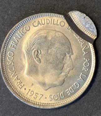 Moneda de 5 pesetas de 1957 con error de acuñación desplazada, Francisco Franco