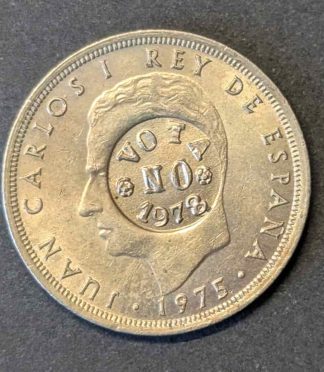 Escaso ejemplar de 25 pesetas de Juan Carlos I con la contramarca política "VOTA NO 1978". Una pieza de gran tamaño donde el resello del Referéndum Constitucional luce con total nitidez.
