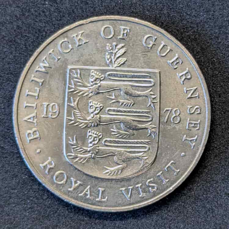 item-27 Moneda de 25 peniques de Guernsey (1978) - Visita Real de Isabel II