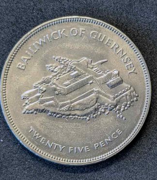 item-33 Moneda de 25 peniques de Guernsey (1977) - Jubileo de Plata de Isabel II y Castillo Cornet