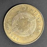 Hermosa medalla conmemorativa en metal dorado. Emitida en el año 2000, combina la imagen clásica de la Virgen de Lourdes en la gruta con el logotipo oficial del Gran Jubileo del Milenio "Christus Hodie Heri Semper". Ideal para coleccionistas de temática religiosa.